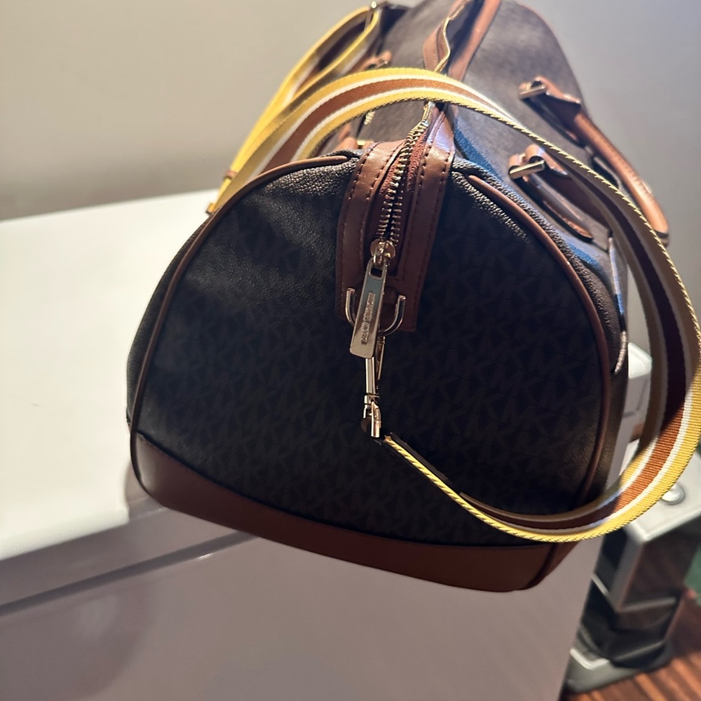 Michael Kors Brown Leather Large Travel Bag with Strap - Picture 4 of 7